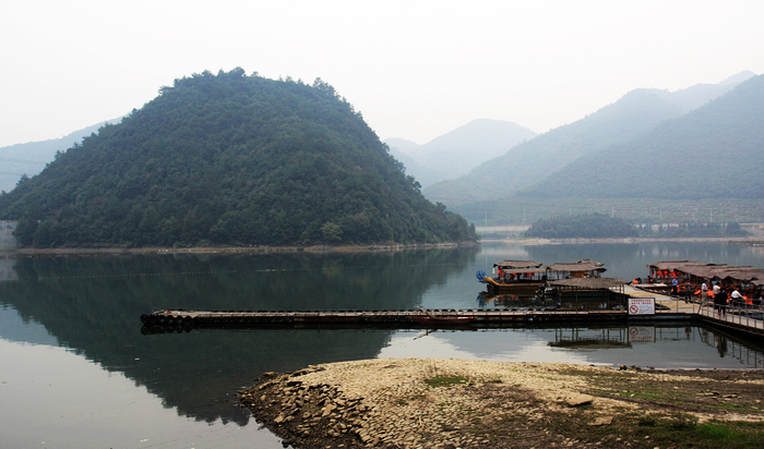 逍遥岩岭湖