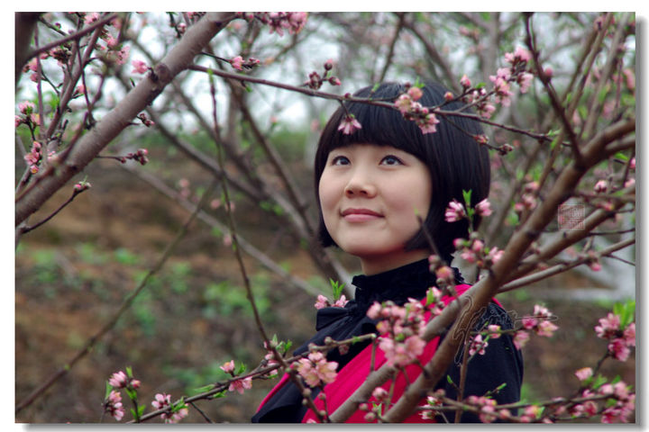 桃花园里俏佳人