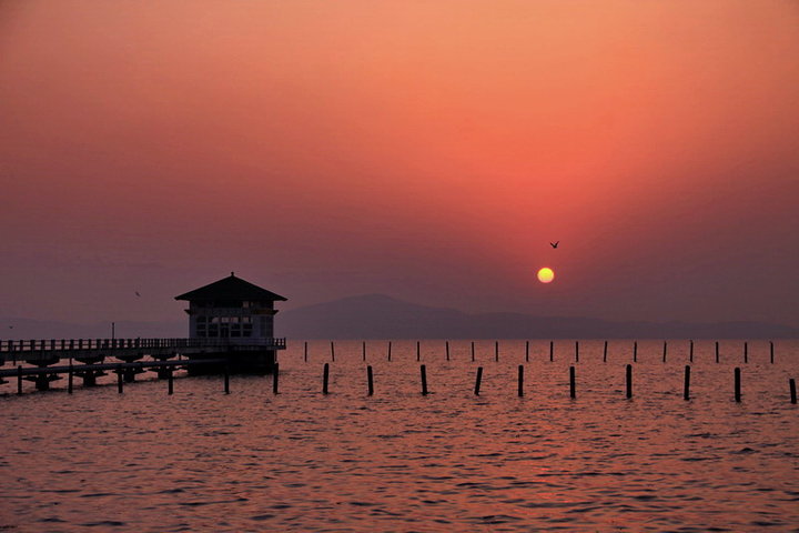 竹山湖畔观日出