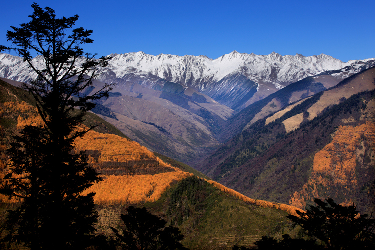 12宝兴翻越天险夹金山