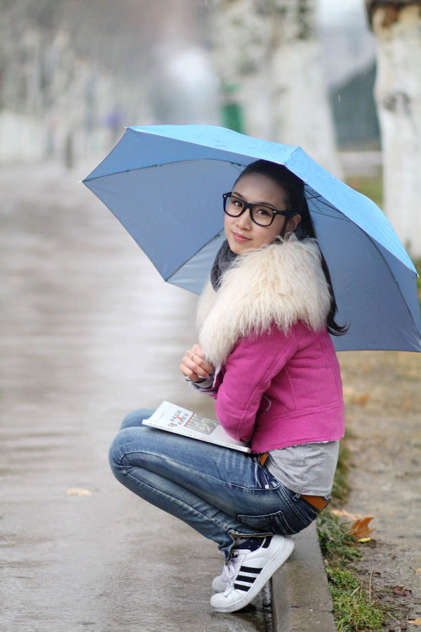 初春合工大雨天外拍雨中校园林荫道上的小欣