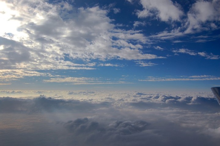 【高天上流云摄影图片】飞机舷窗风光摄影_星