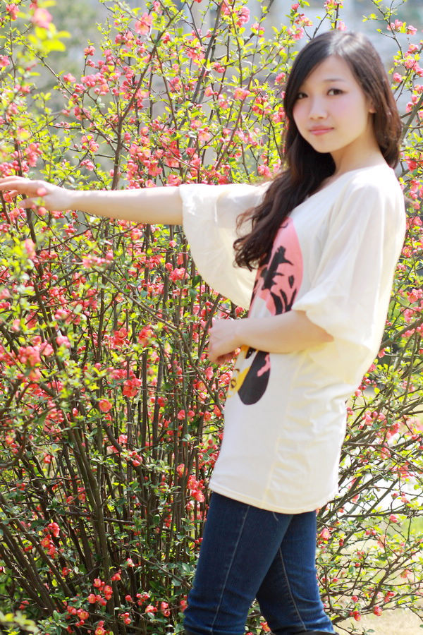 【清纯雅倩--在落花似雪的杏花公园里!摄影图片