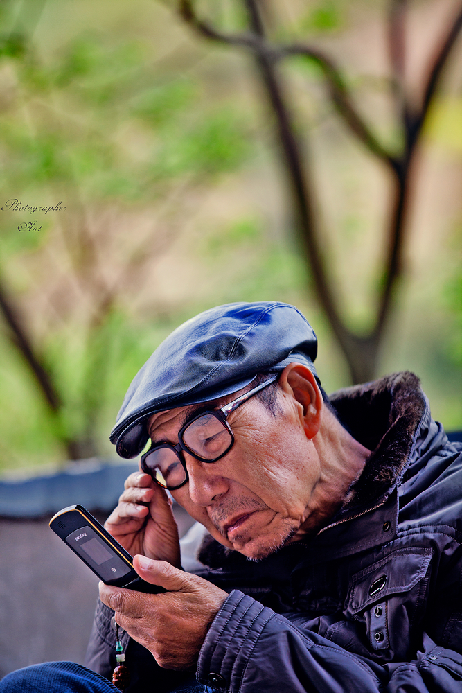 老人与手机
