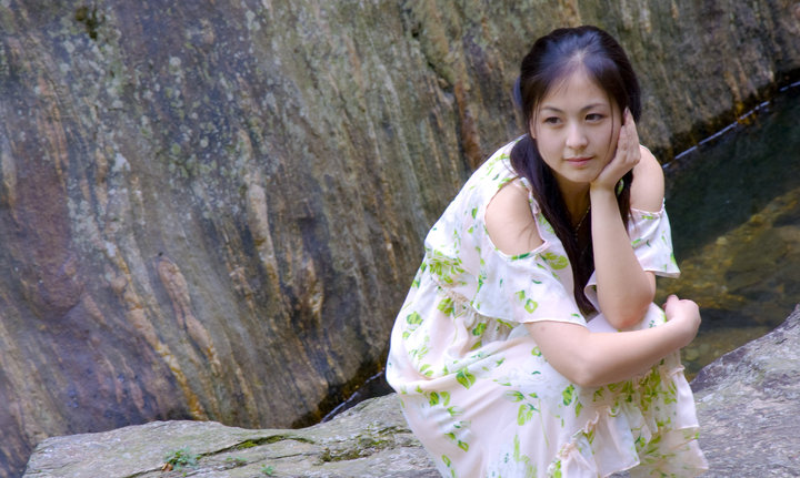 【美女内衣摄影图片】汉中黄花河人像摄影美女脱山涧_秀裤图片