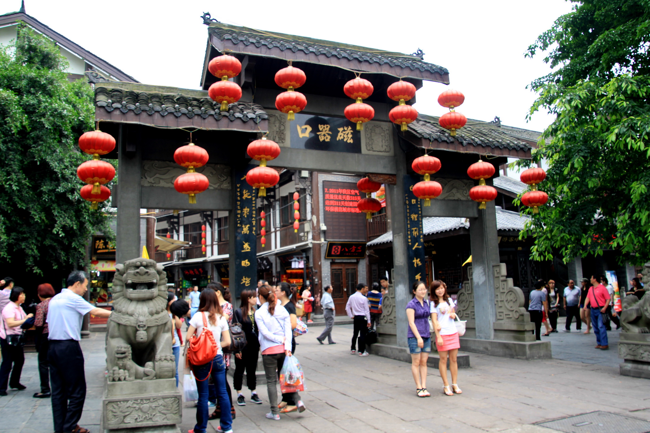 千年古镇磁器口，这里是老重庆该有的模样，吸引了众多游客来打卡 -6park.com