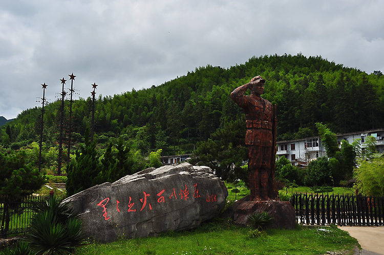 迎着朝阳上井冈山