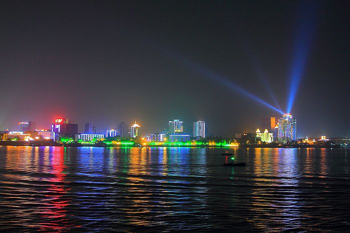 乘"黄鹤楼"号游轮 揽两江四岸夜色美景
