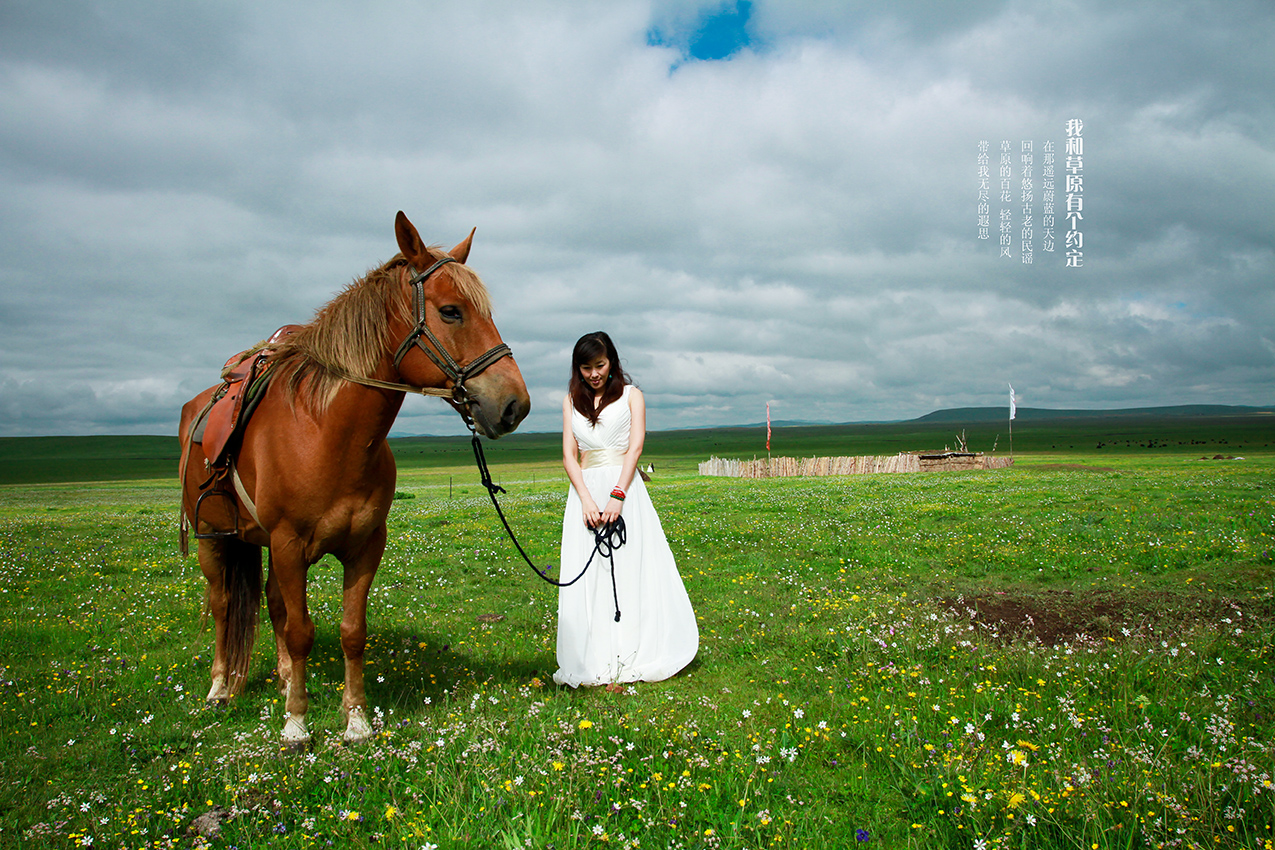 在大草原拍照姿势一定要放得开才能有草原风格的效果-铂爵(伯爵)旅拍婚纱摄影