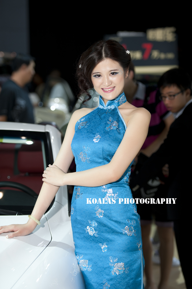 2012乌鲁木齐车展妹子