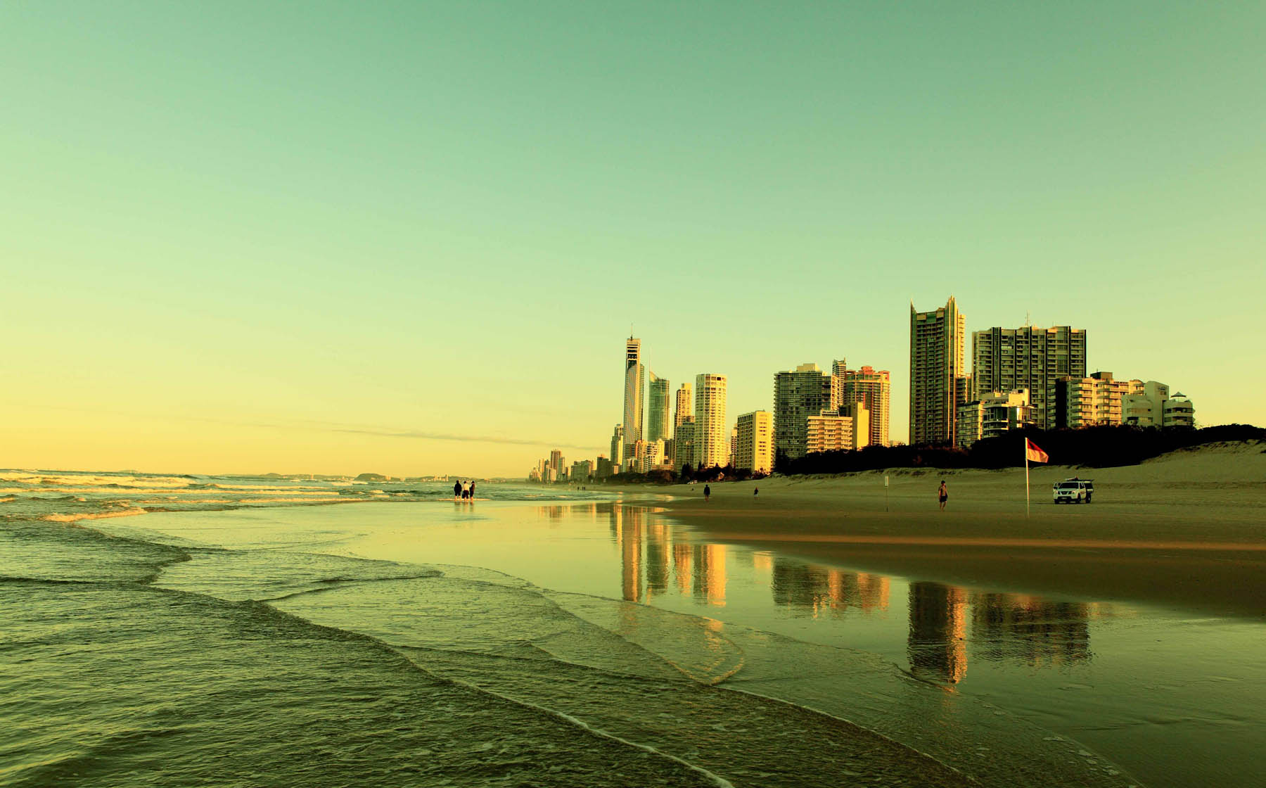 从金色海岸到“世界最白沙滩”，悉尼附近的几处顶级海滩都在这了