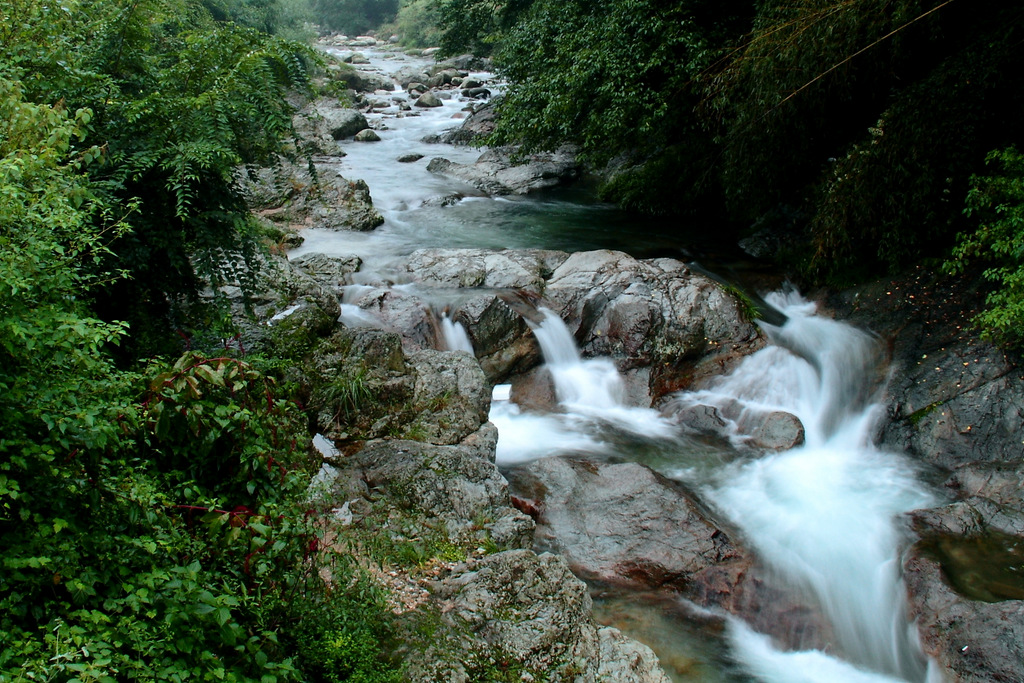 山溪水流