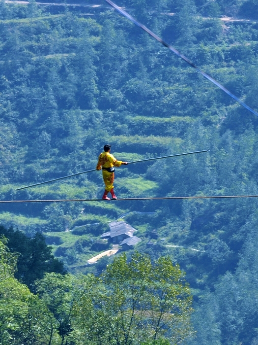 阿迪力矮寨高空走钢丝