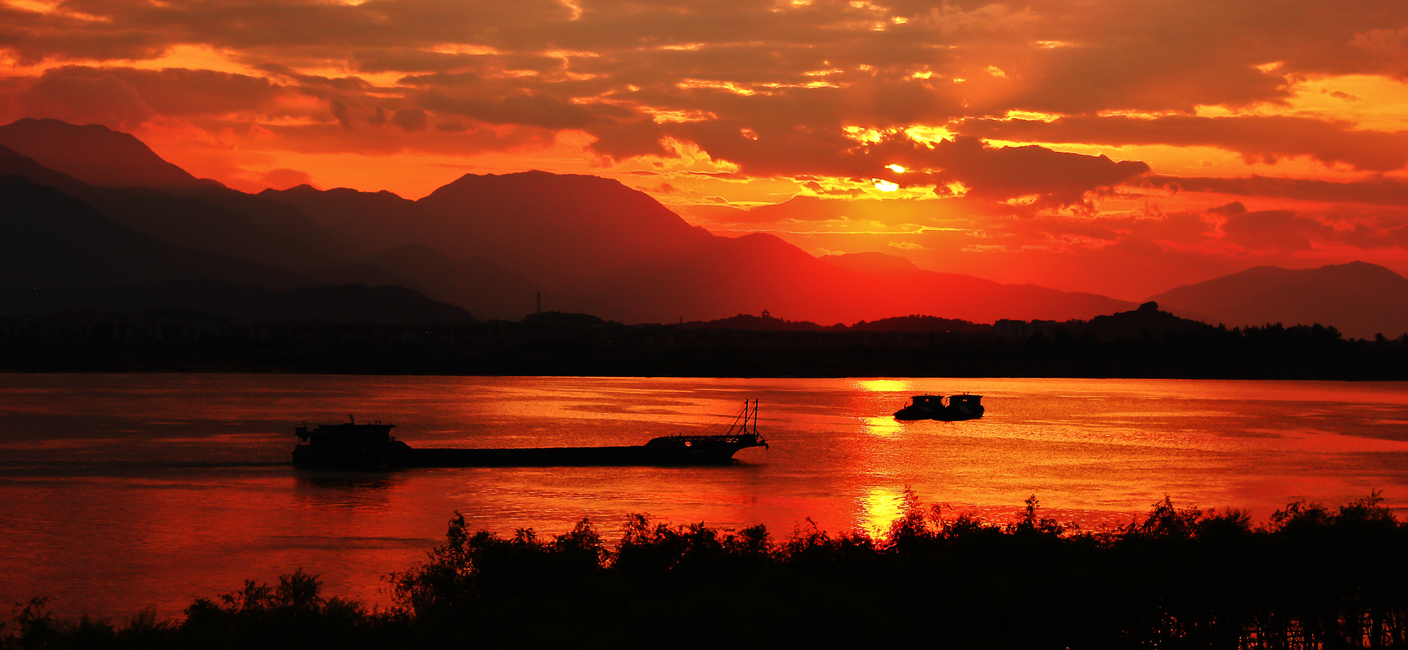 夕阳下乌龙江畔