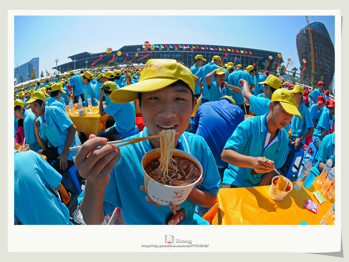 【柳州水上狂欢节之万人品尝螺蛳粉摄影图片】