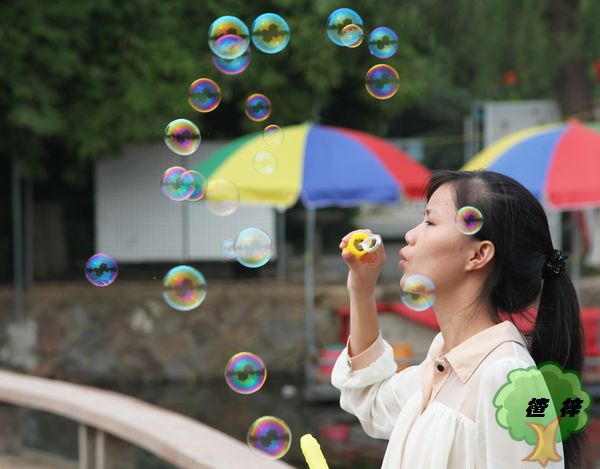 吹泡泡的女孩