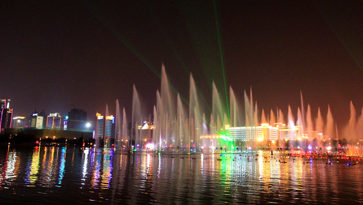 【国庆之夜--洛阳市开元湖音乐喷泉摄影图片】