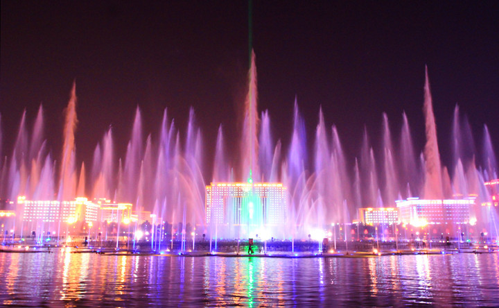 【国庆之夜--洛阳市开元湖音乐喷泉摄影图片】