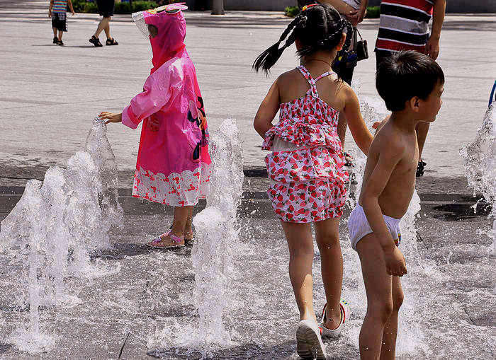 【玩水的孩子摄影图片】深圳市纪实摄影_太平洋电脑网