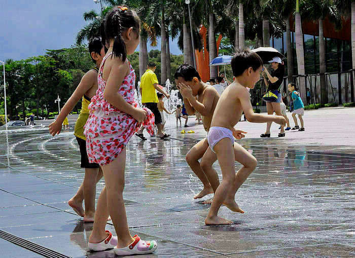 【玩水的孩子摄影图片】深圳市纪实摄影_太平洋电脑网
