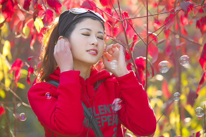 【红衣女孩的泡影摄影图片】西安丰庆公园人像