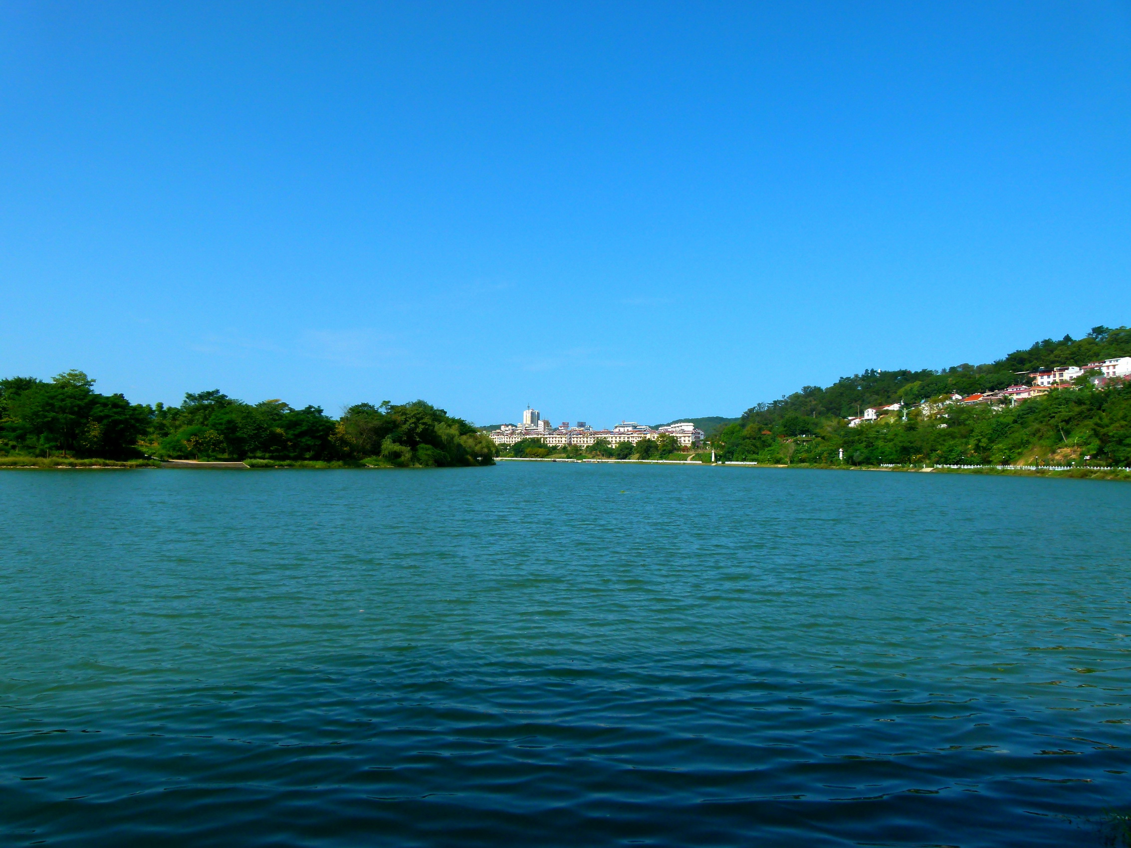 清晨江边景