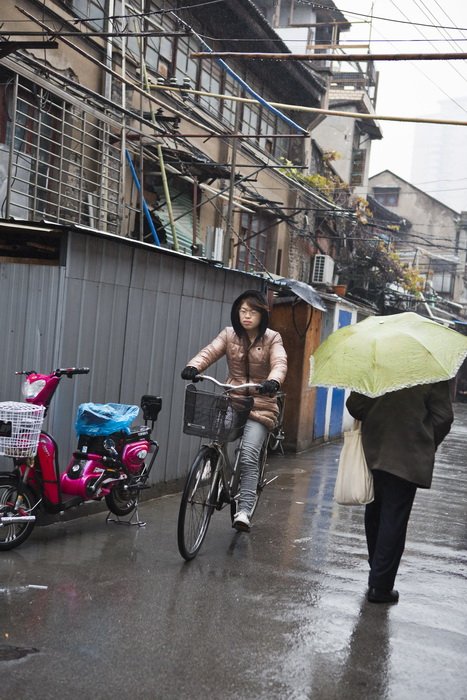 【雨中花衣街摄影图片】上海纪实摄影