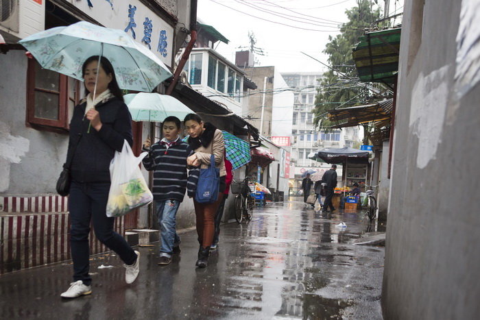 【雨中花衣街摄影图片】上海纪实摄影_太平洋