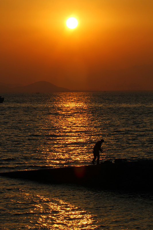 【夕阳 . 海 . 桅 . 人摄影图片】第一海水浴场纪实