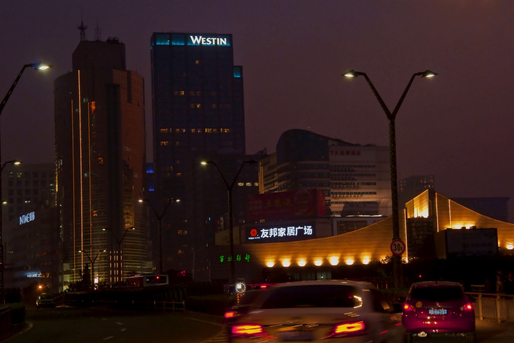 夜幕下的街景