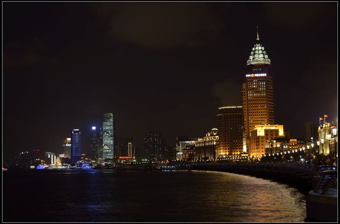 外滩的白天和黑夜