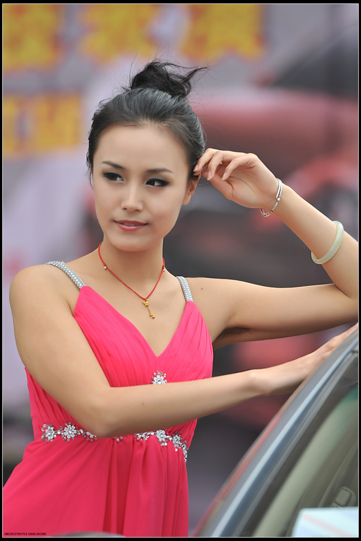 穿红衣姑娘