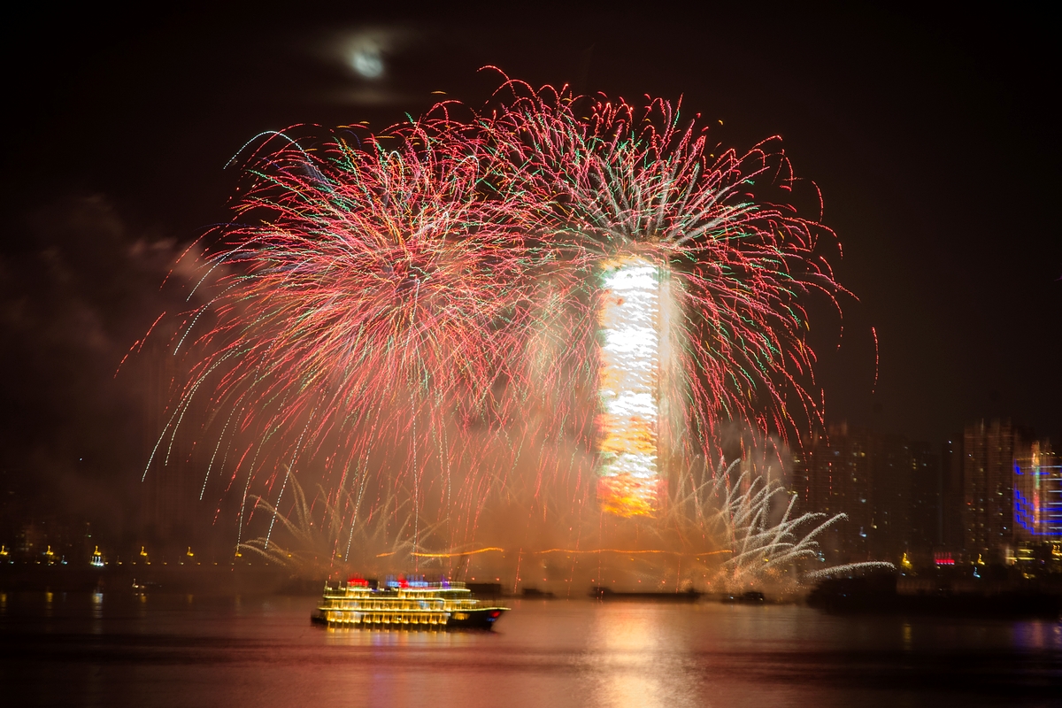 火树银花映明月 焰火璀璨迎新年摄影图片南岸嘴生活摄影 太平洋电脑网摄影部落