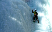 挑战极限攀冰者