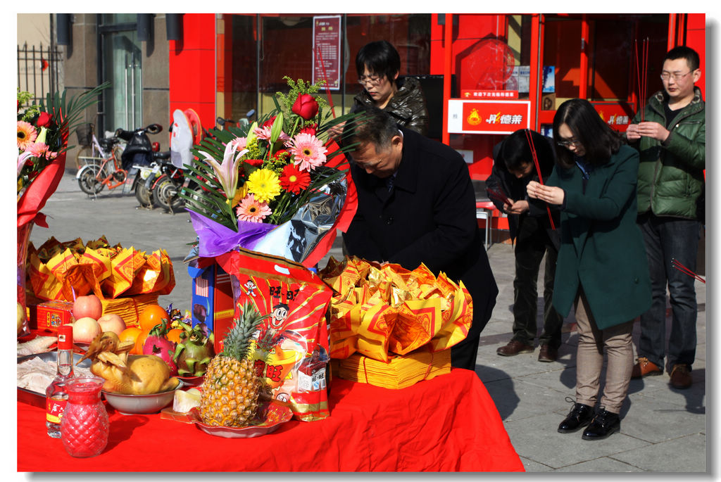 台湾旭家总裁带领员工春节祭拜