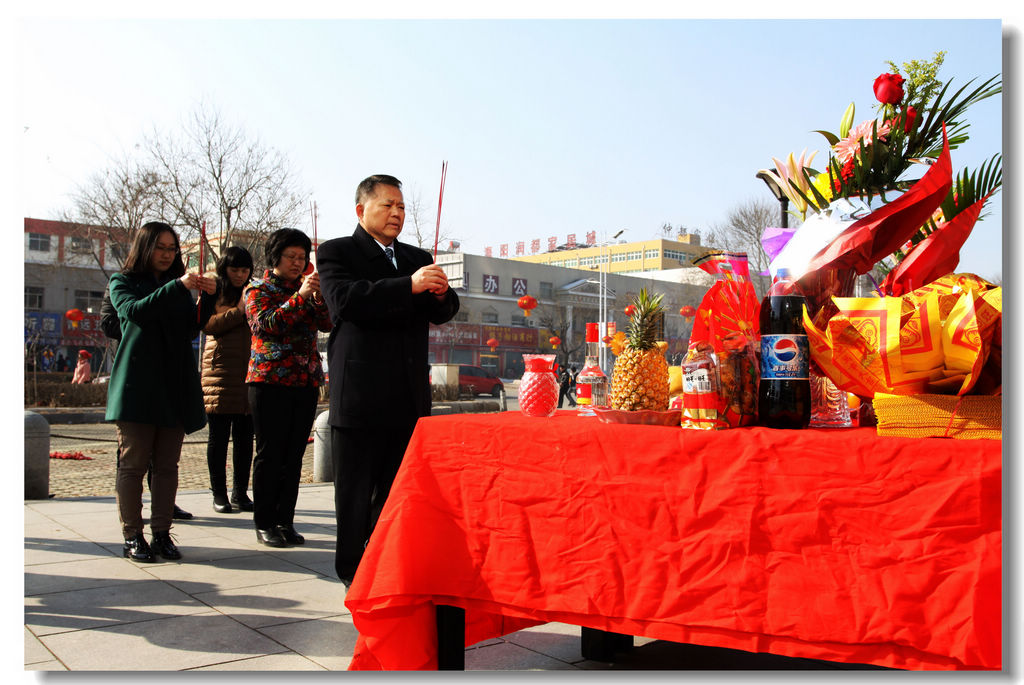 台湾旭家总裁带领员工春节祭拜