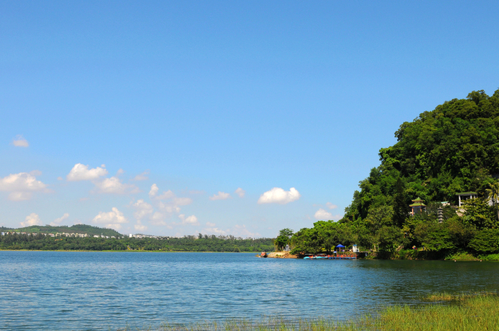 骑行在湛江湖光岩
