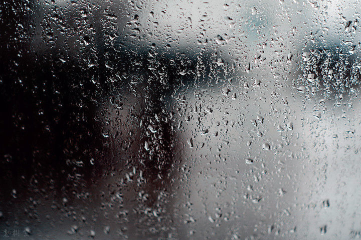 雨中的玻璃窗