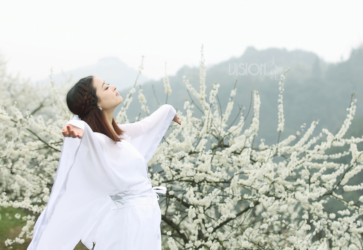 春天到了满山梨花美女也变一回小龙女