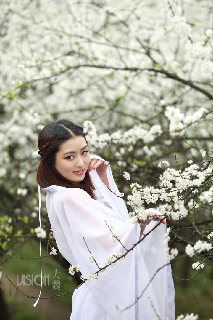 春天到了满山梨花美女也变一回"小龙女"