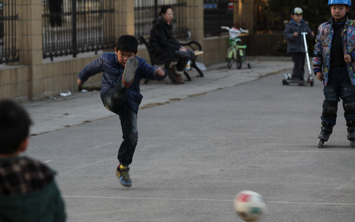 【踢足球的孩子摄影图片】北京清河纪实摄影