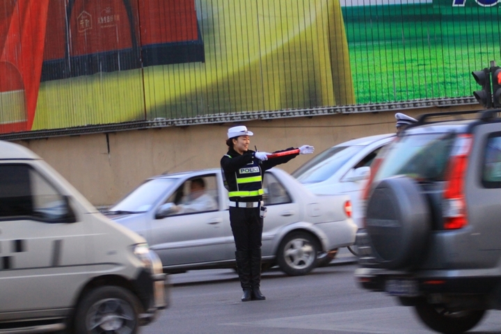 【蛇年三八节中的女交警摄影图片】内蒙古包头市纪实摄影_太平洋电脑