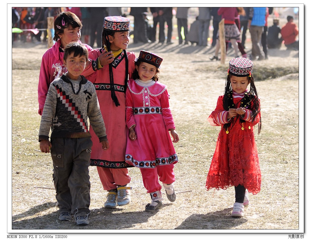 新款新疆舞蹈服装演出服少数民族风大摆裙子维吾尔族表演服成人女-阿里巴巴