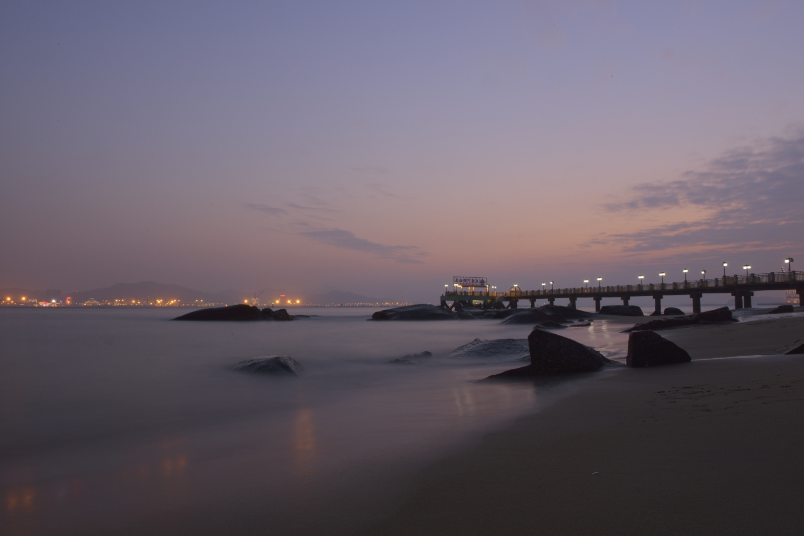 海滩和大海在一个多云的夜晚照片摄影图片_ID:377197589-Veer图库