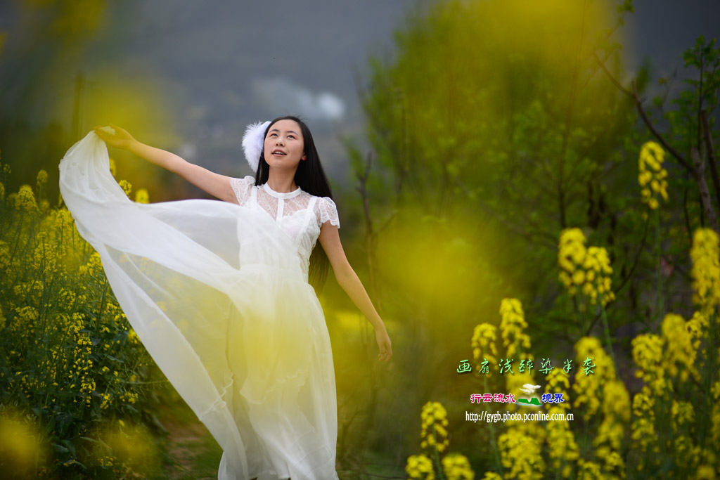 画扇浅醉染半袭一个沐浴在春天的少女
