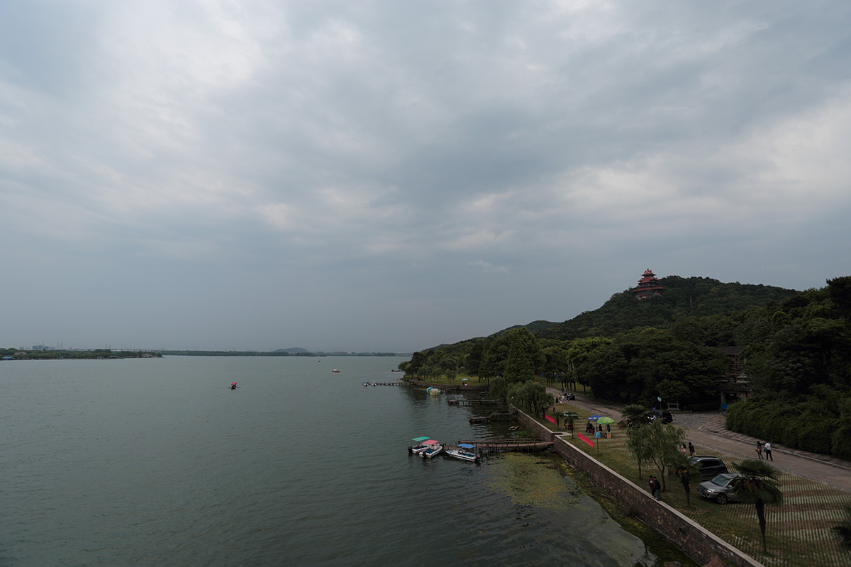 大雨来临前的东湖