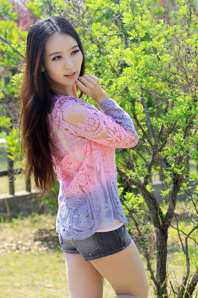 三国遗址公园满宠草堂里的惊艳美女!