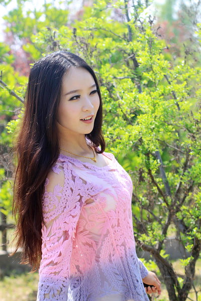 三国遗址公园满宠草堂里的惊艳美女!
