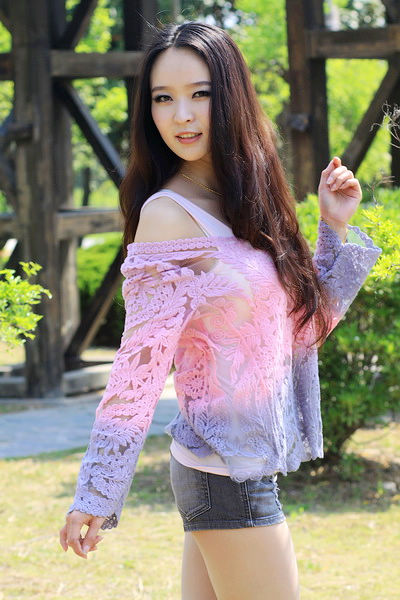 三国遗址公园满宠草堂里的惊艳美女!