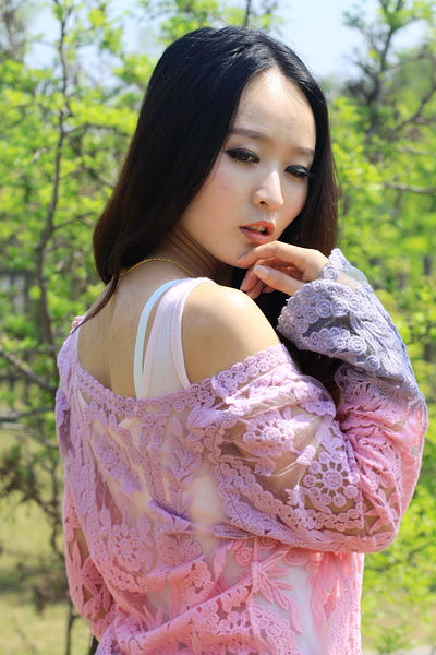 三国遗址公园满宠草堂里的惊艳美女!